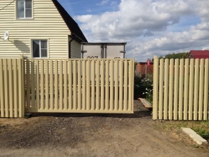 Ворота откатные из евроштакетника - пример 12 фото в Свердловском