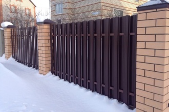 Забор из евроштакетника в шахматном порядке 30 метров фото в Свердловском