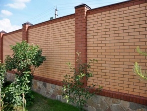 Кирпичный забор сплошной 80 метров фото в Свердловском