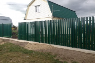 Забор из евроштакетника на ленточном фундаменте 70 метров фото в Свердловском
