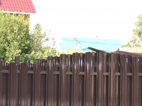 Забор из евроштакетника на ленточном фундаменте 10 метров фото в Свердловском