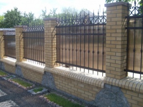 Кирпичный забор с ковкой  80 метров фото в Свердловском